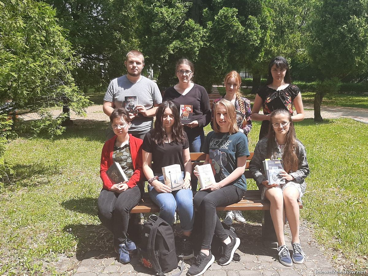 „Czytanie w alejkach”