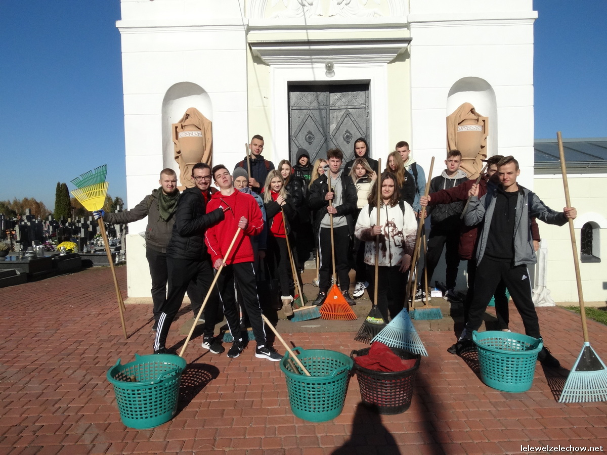 #szkołapamięta Sprzątanie zabytkowych nagrobków na cmentarzu w Żelechowie- 3a
