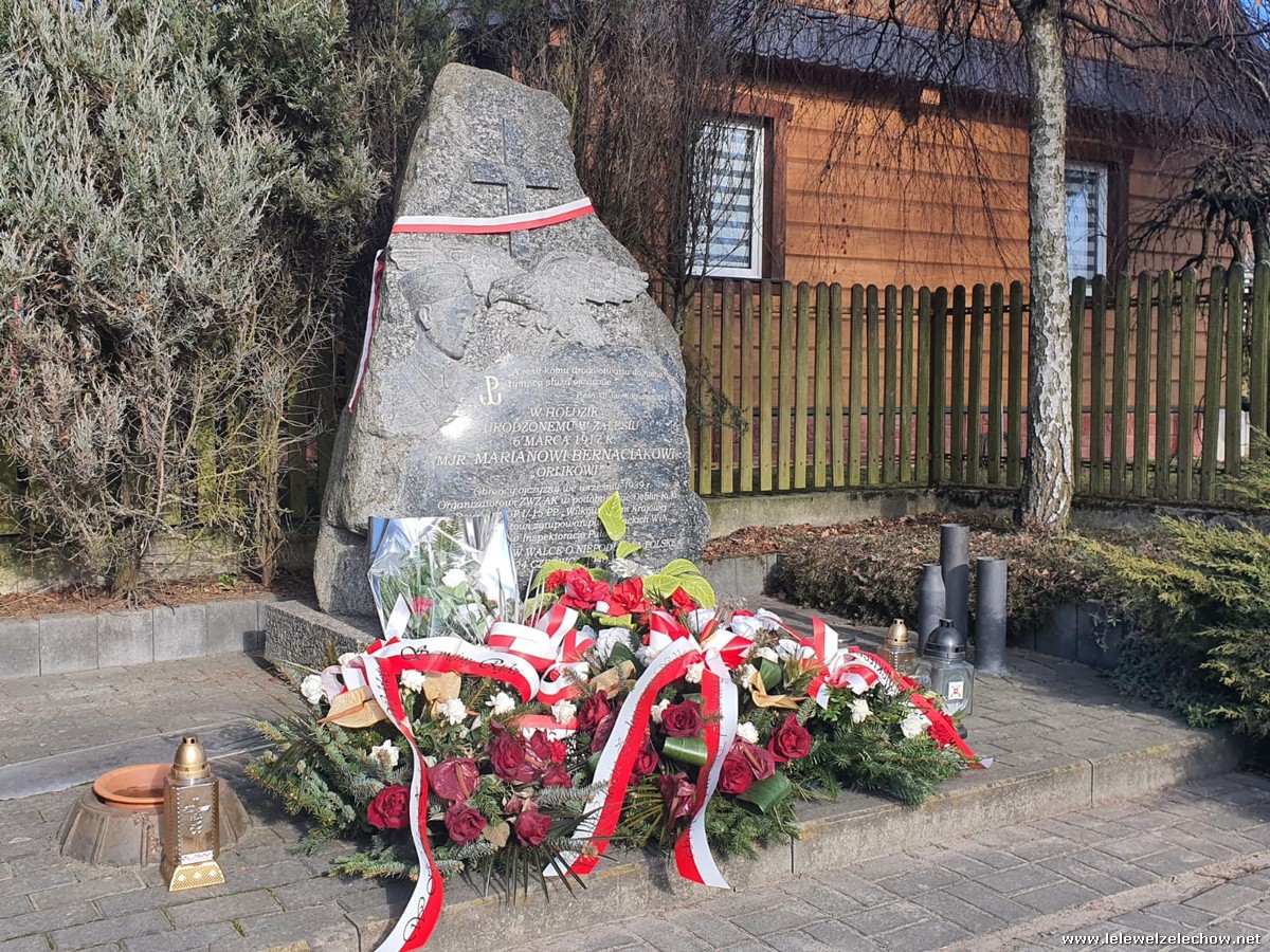 Złożenie kwiatów z okazji NDPŻW