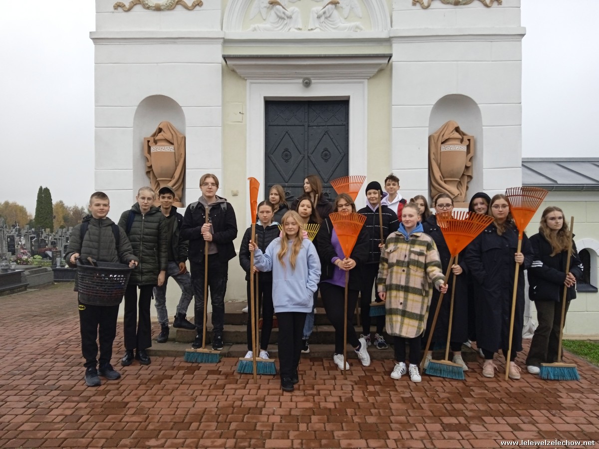 Sprzątanie cmentarza