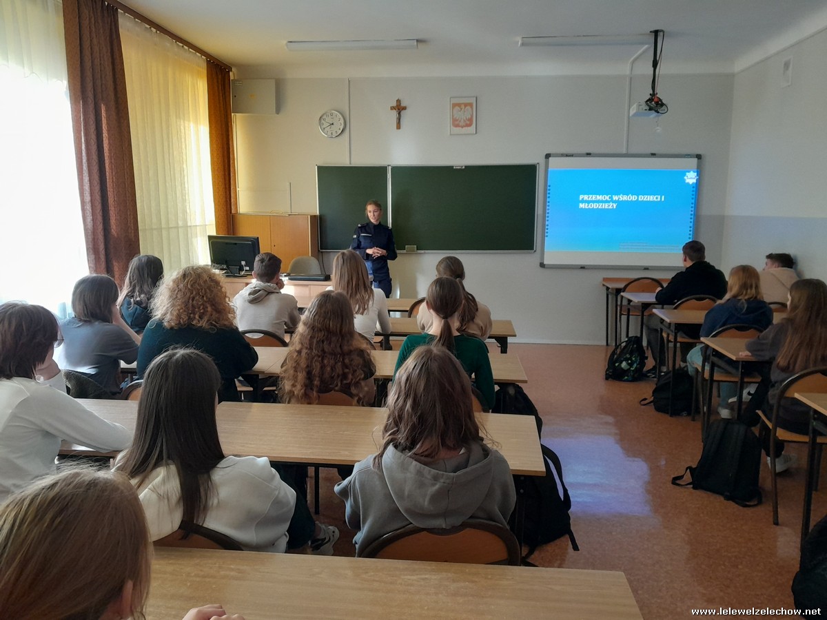 Spotkanie klas pierwszych z policjantkami
