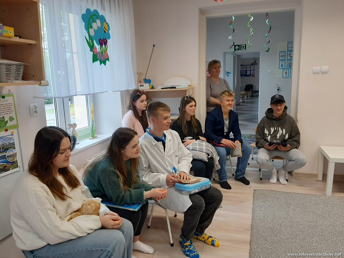 Czytanie dla przedszkolaków z grupy Żabki