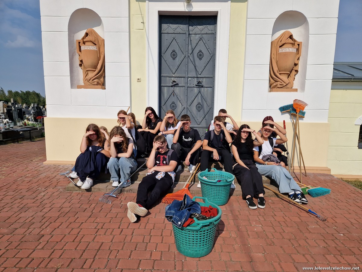 Sprzątanie zabytkowych nagrobków