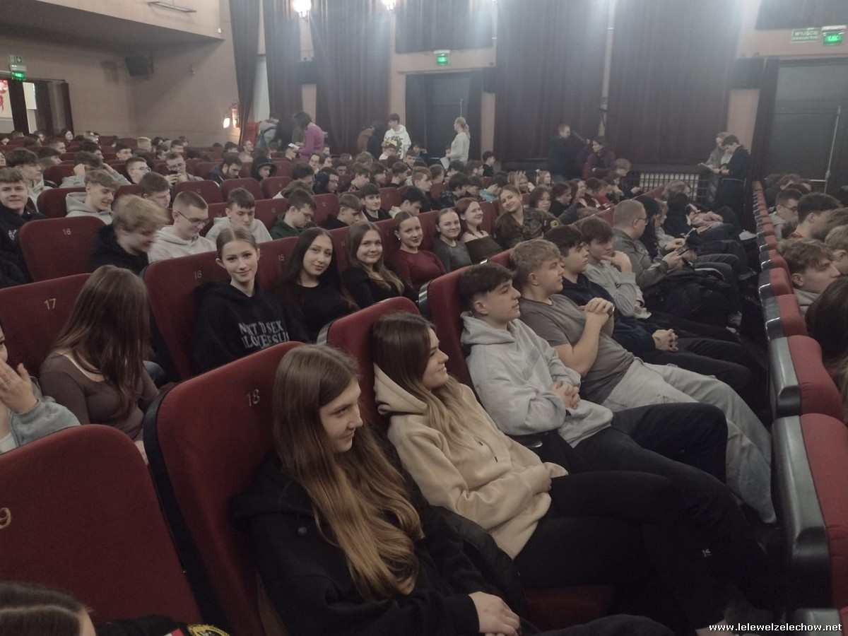 Klasa 3a i 3 b na spektaklu Raskolnikow