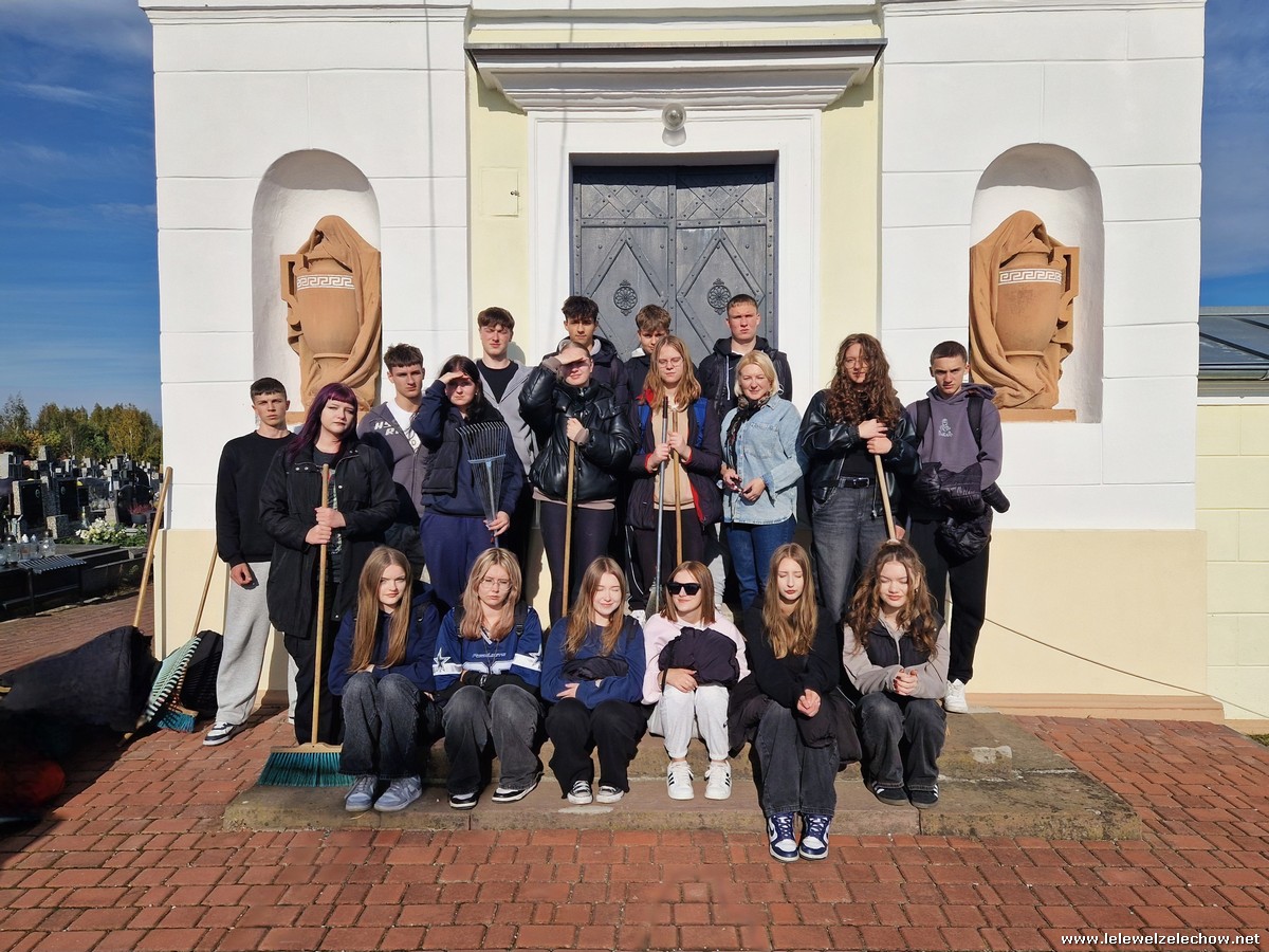 Sprzątanie zabytkowych nagrobków - październik 2025